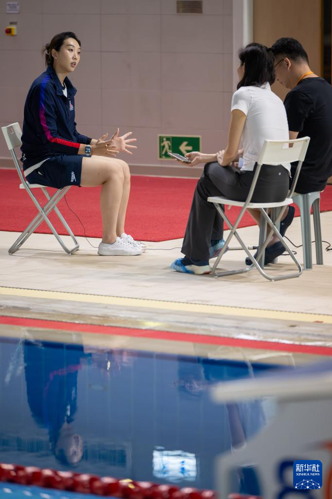 8月6日，曹玥（左）在香港體育學院接受采訪。新華社記者 朱煒 攝