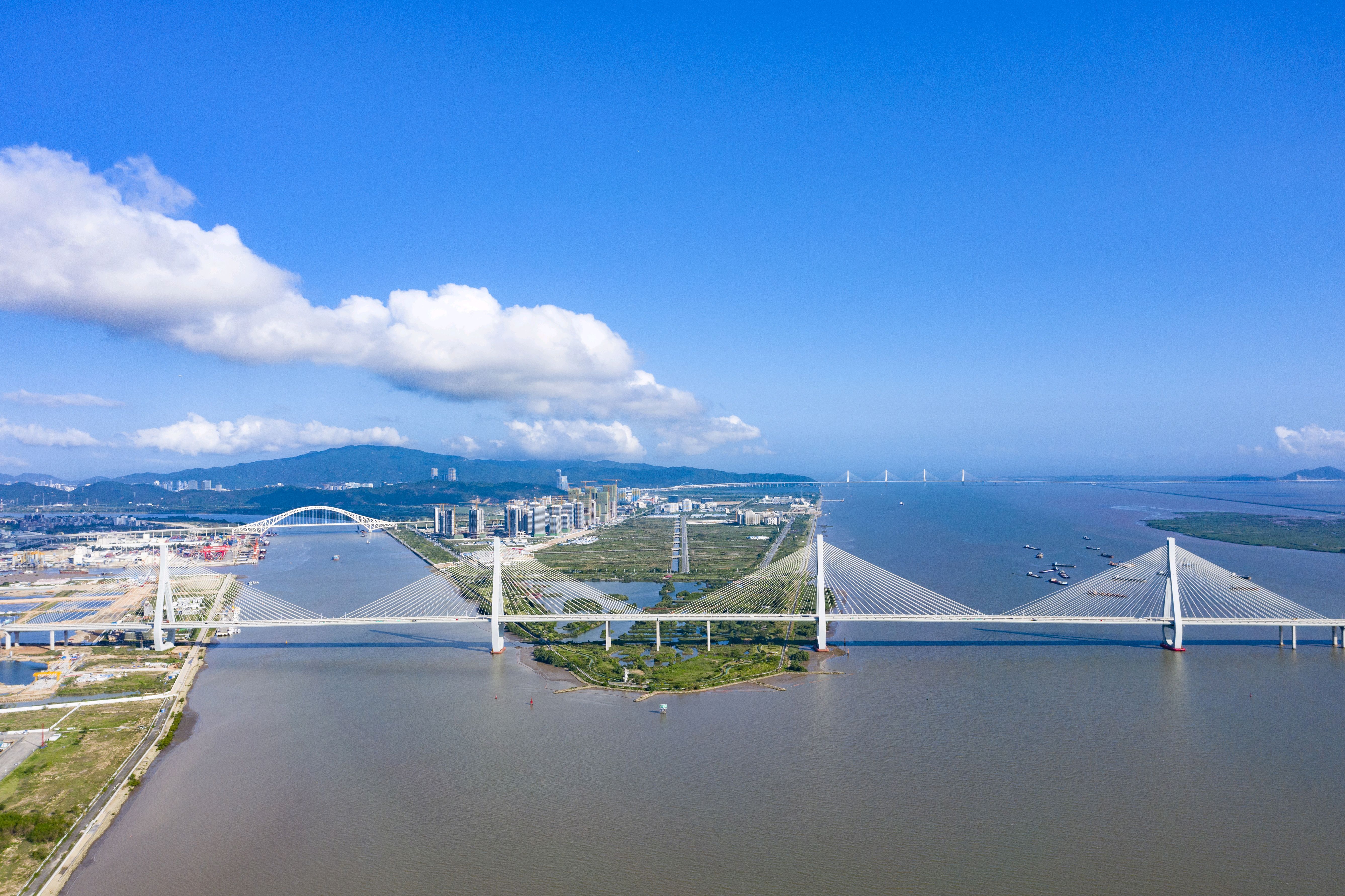 珠海金灣地處港珠澳大橋西延線之上，也是“港車北上”向西的第一站。圖為連接珠海東西的洪鶴大橋。