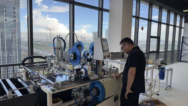 碳境科技納米復(fù)合薄膜加熱材料生產(chǎn)設(shè)備。