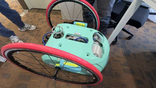 中科靈鮫研制的“靈鮫-S”水下機(jī)器人。