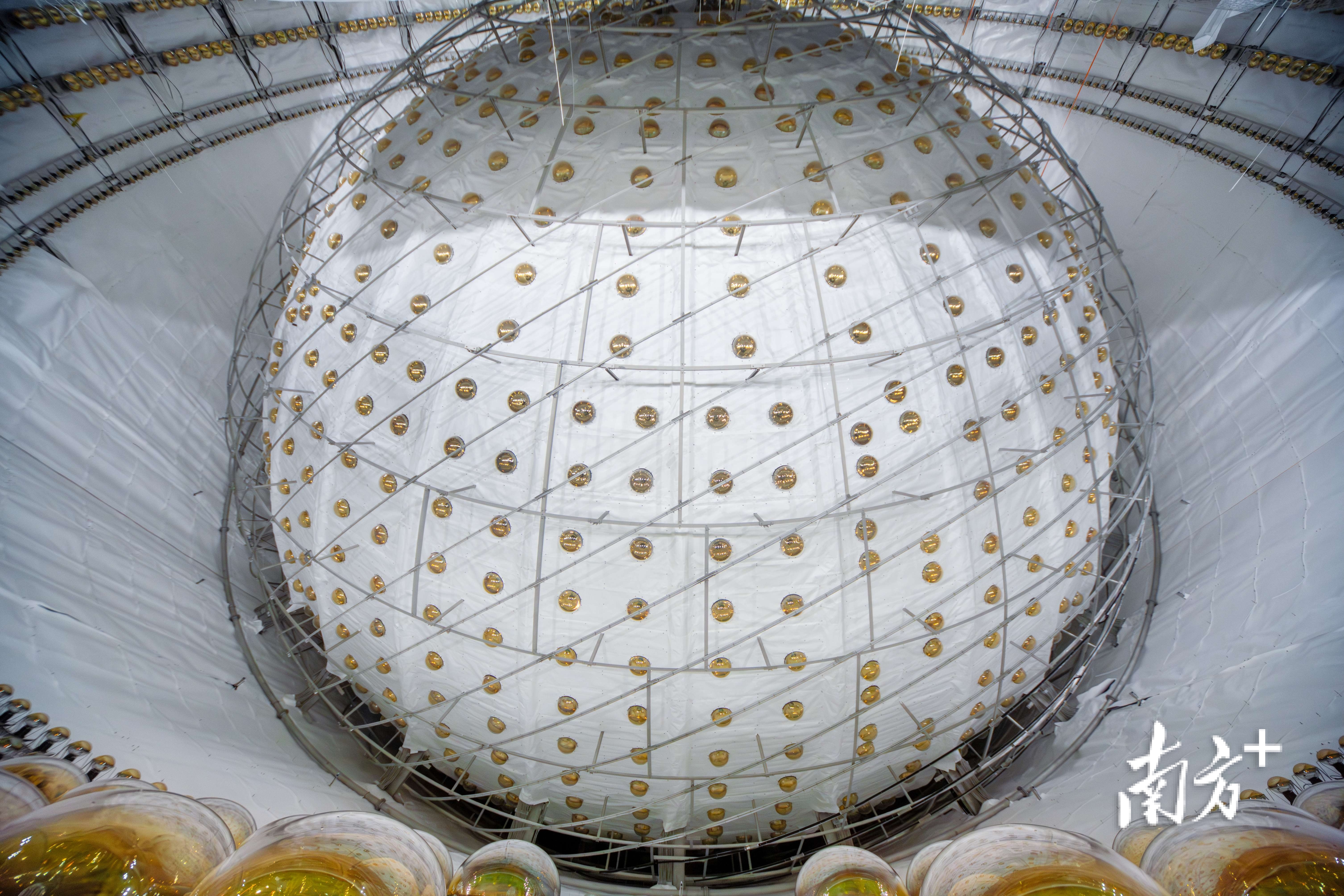 位于水池內（尚未灌水）的中心探測器（外部圖）。劉悅湘 攝