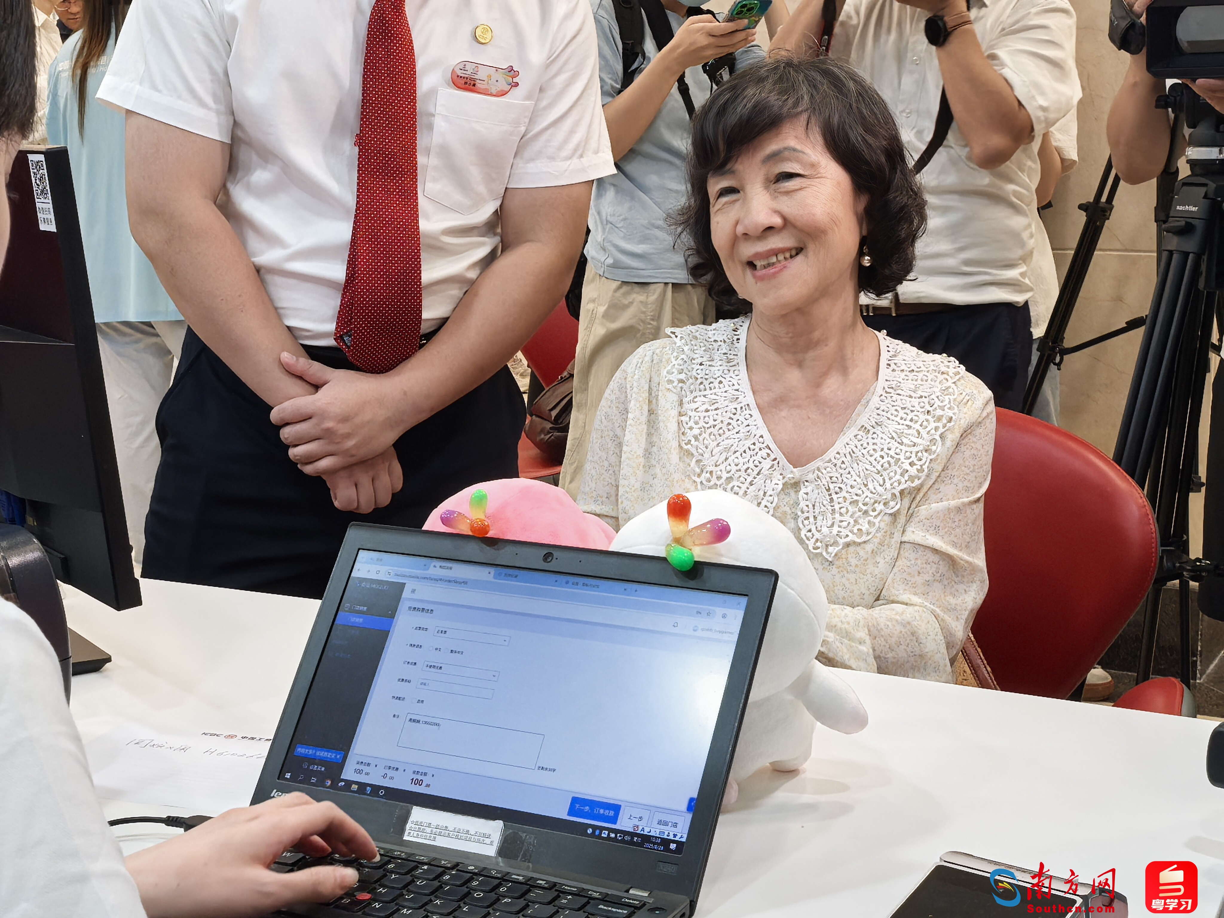 來自香港的周奶奶在現場購票中