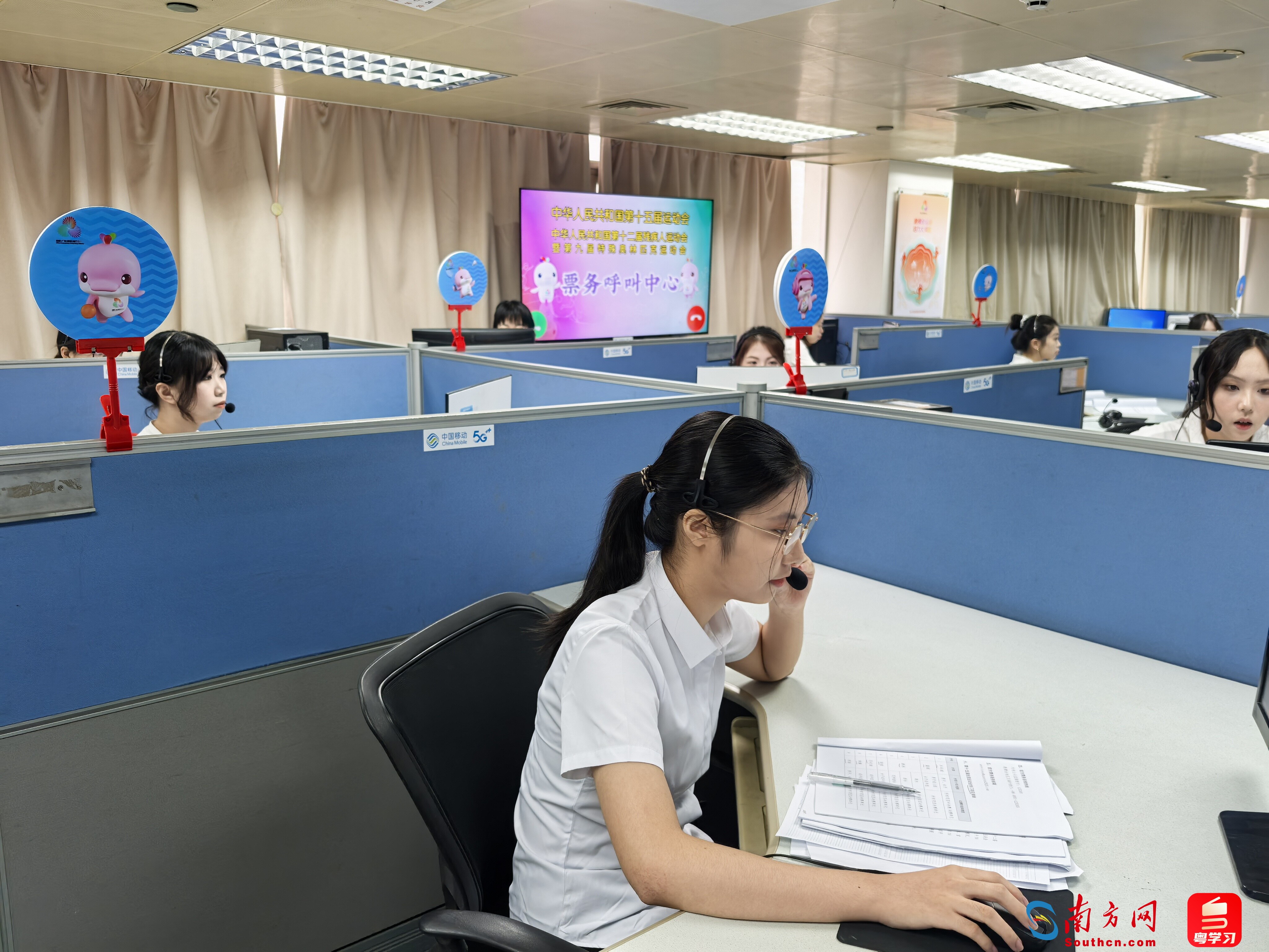 在十五運會和殘特奧會票務呼叫中心，工作人員正在接聽公眾來電