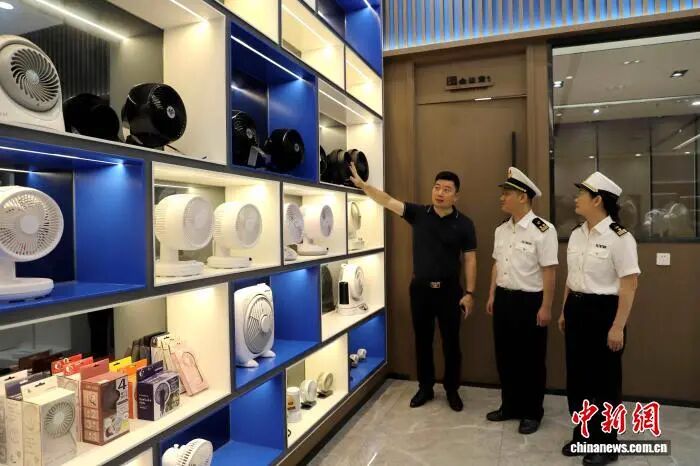 廣州海關所屬河源海關關員在風扇出口企業調研。廣州海關供圖