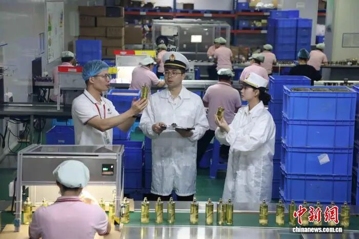 廣州海關所屬花都海關關員對出口防曬化妝品開展監管。周正森 攝