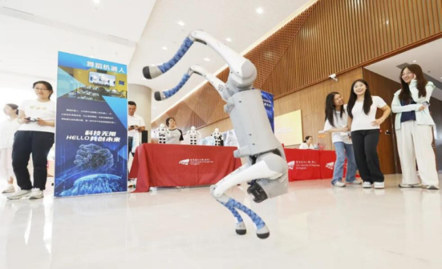 2025年東莞市“百校千人”實習計劃暨“展翅計劃”行動歡迎會 · 機器人創新體驗日活動現場。