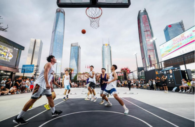 東莞耐撕街頭籃球場。