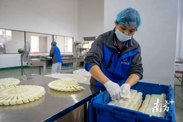 廣寧美好生活塑料制品有限公司生產(chǎn)的餐具以青皮竹粉為原材料之一。