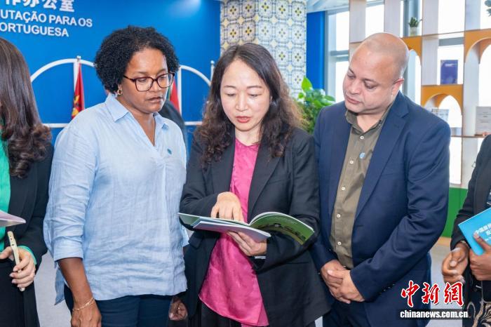 圖為巴西稅務(wù)官員在葡語國家及地區(qū)稅收合作辦公室了解稅收錦囊有關(guān)情況。岳瑞軒 攝