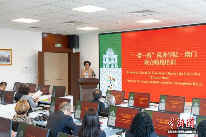 圖為葡語國家財稅官員在橫琴校區(qū)參加跨境培訓。岳瑞軒 攝