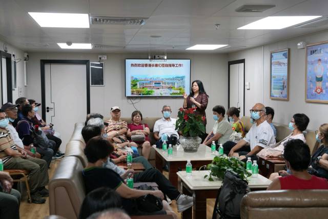 香港長者在惠州市中心人民醫院交流香港長者醫療券的使用事宜。 