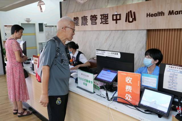 近日，香港長者來到惠州市中心人民醫院參觀體驗，交流香港長者醫療券的使用事宜。 