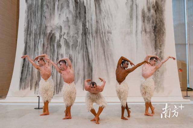 英國馬修·伯恩舞劇《天鵝湖》等國際劇目在演出期間，都策劃舉辦戶外快閃、公開分享等公眾活動(dòng)。