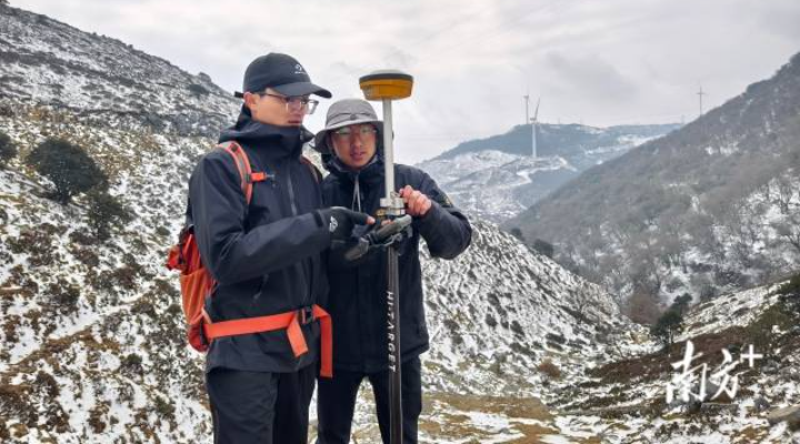 2025年3月15日，南網超高壓公司大理局運維人員和設計院作業人員在云南省大理州洱源縣開展藏粵直流工程線路終勘工作。符遠征 攝