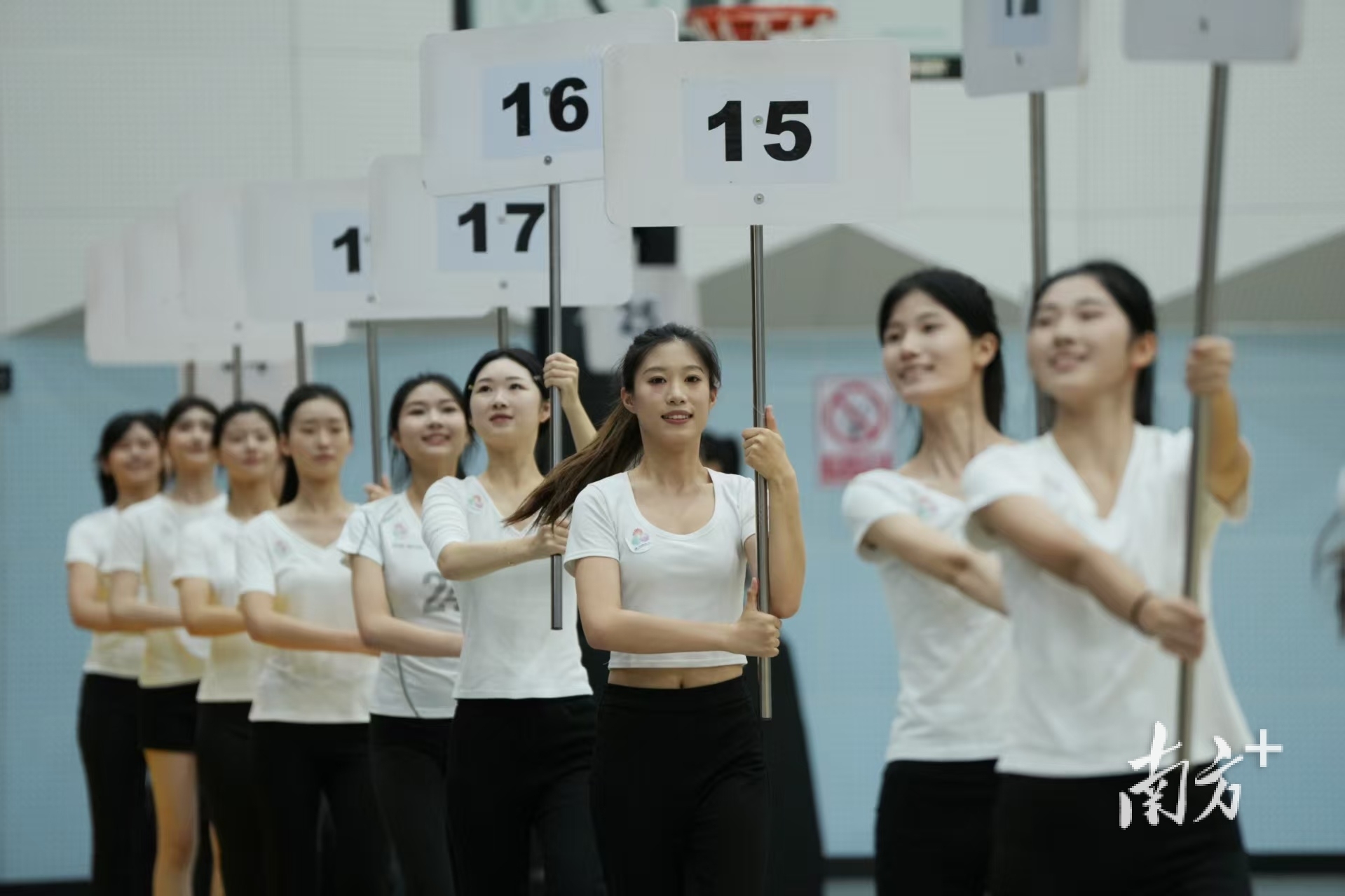 幾十名來(lái)自廣東各個(gè)高校的演員，在老師指導(dǎo)下進(jìn)行排練。