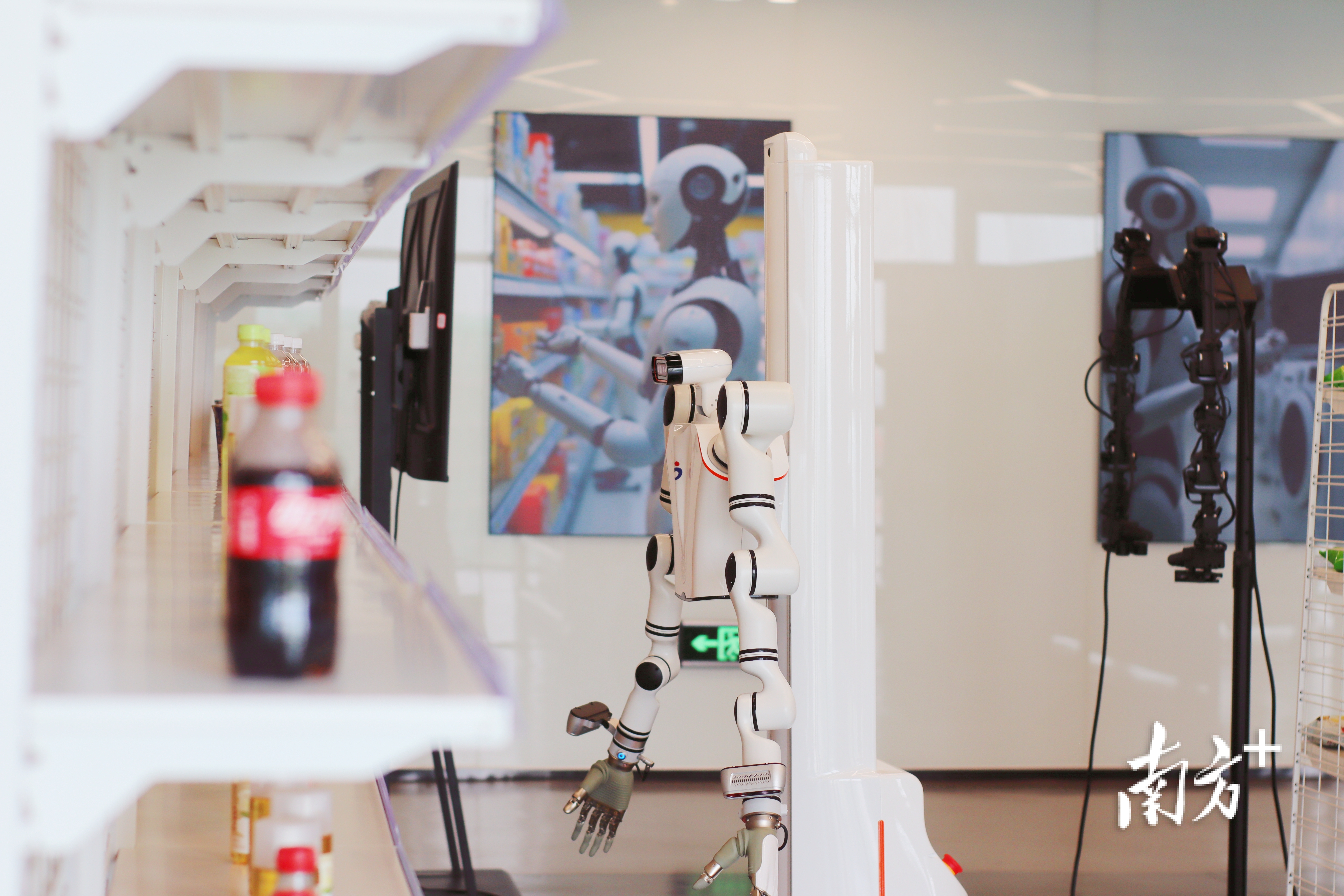 訓練場通過數(shù)據(jù)采集與模型訓練，正致力打造能適配市面上所有型號機器人的“機器人大腦”。