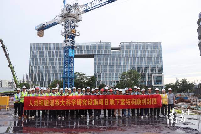 慶祝項目順利封頂現場。