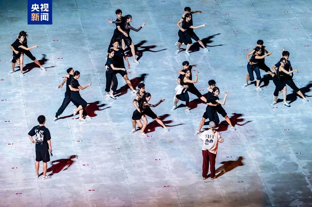 舞蹈節(jié)目正在場內(nèi)排練。