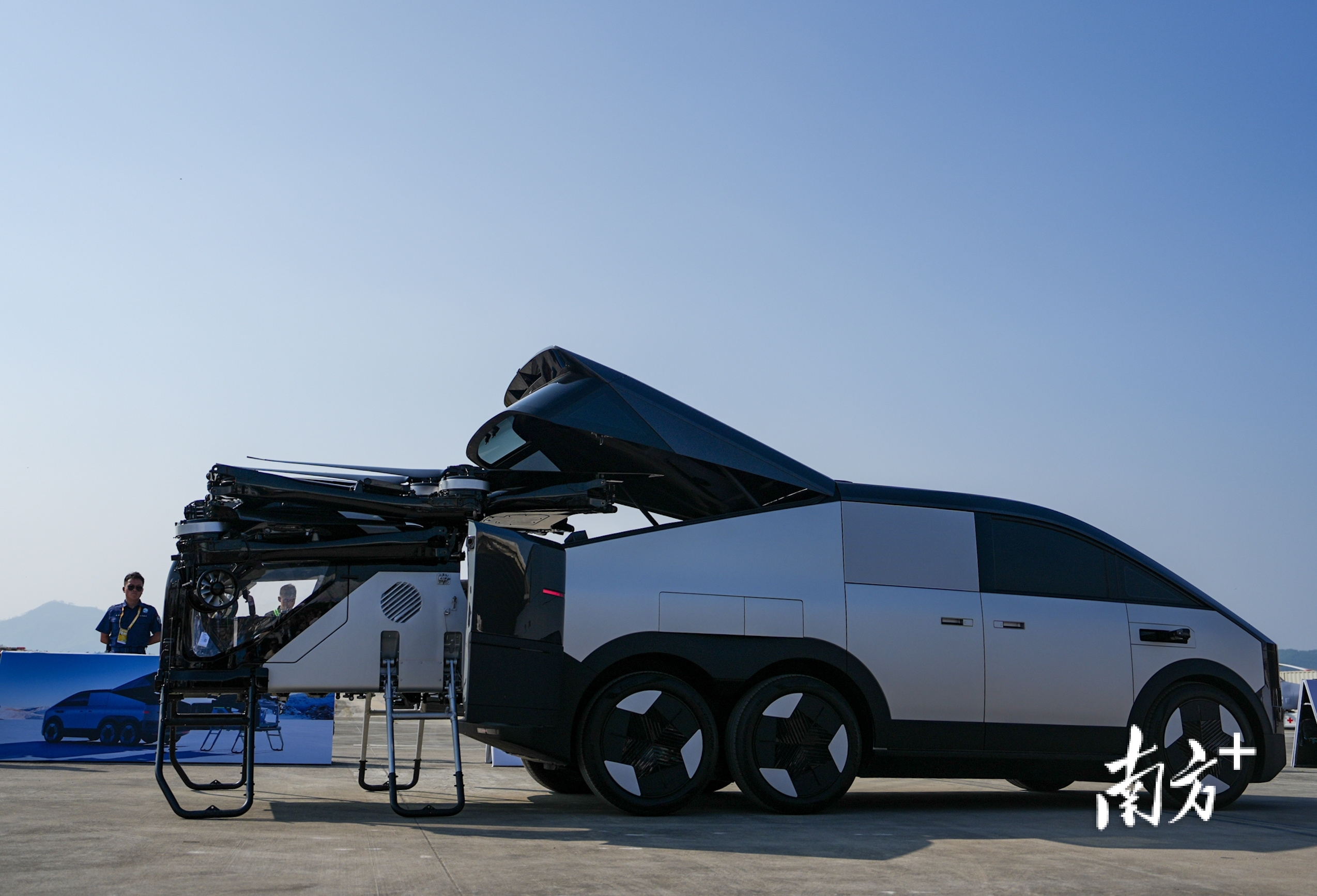 小鵬匯天“陸地航母”分體式飛行汽車演示飛行體從陸行體分離。