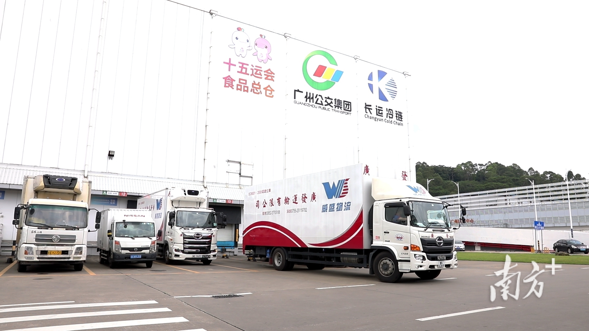 食材裝車從廣州運動員食品區域總倉發出，運往中國香港地區。