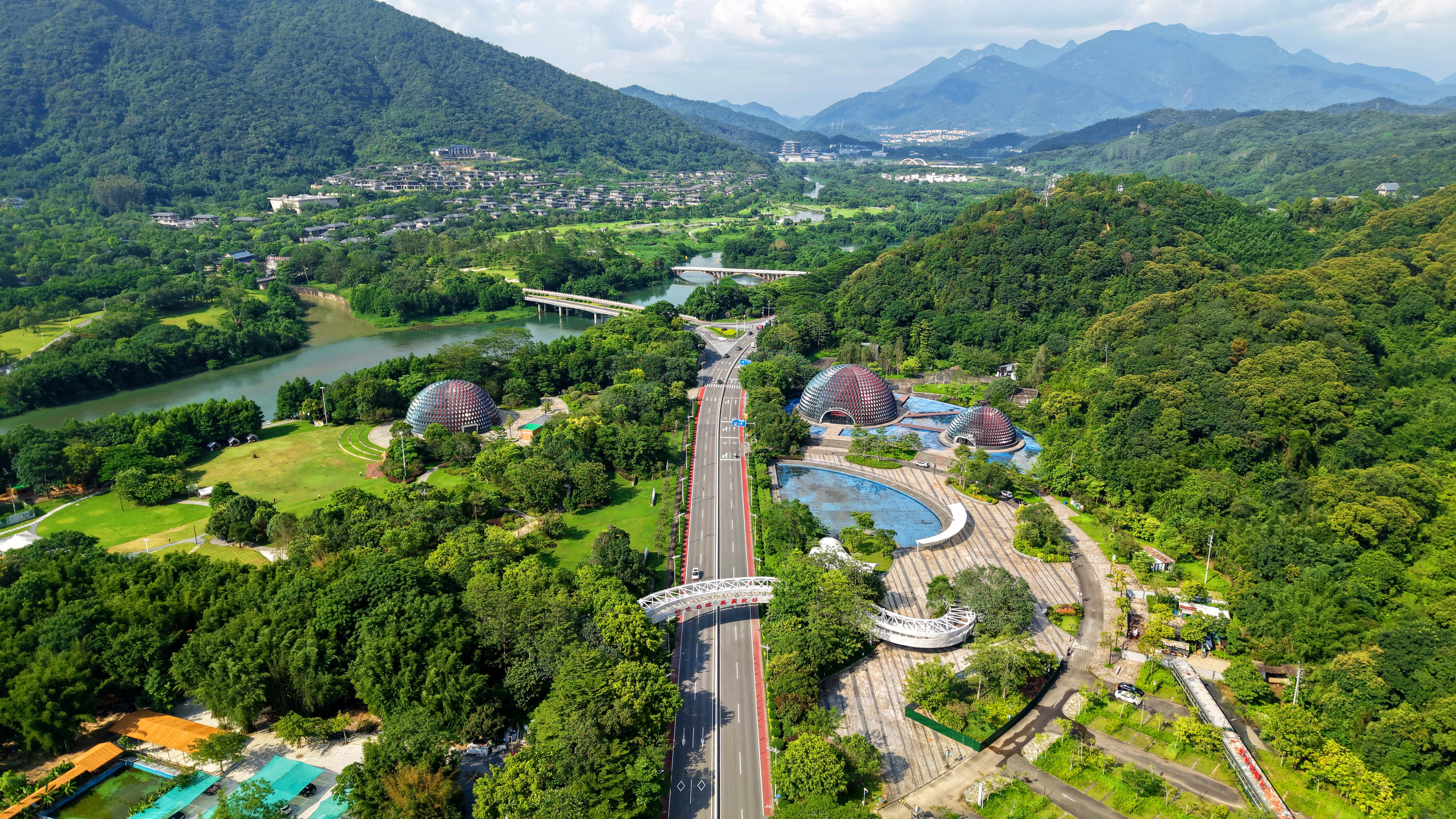 最美旅游公路（溫泉廣場驛站）。