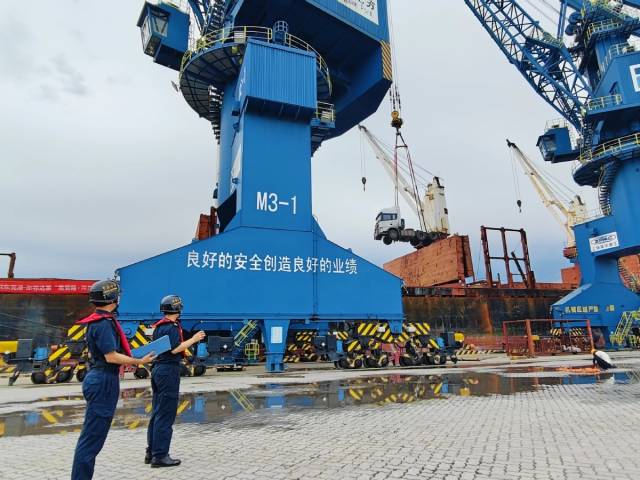 沙田海關關員對出口非洲地區(qū)半掛車進行監(jiān)裝