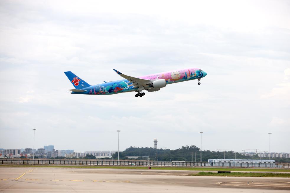 9月19日下午，中國(guó)南方航空首架十五運(yùn)會(huì)主題彩繪飛機(jī)“活力灣區(qū)號(hào)”首航。