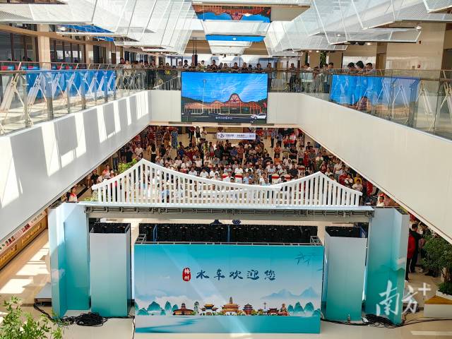 汕梅高速水車服務區節前投入運營。 