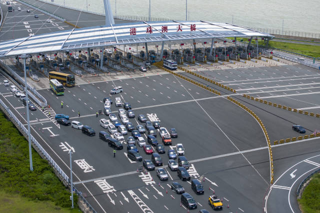 大批車輛正經過港珠澳大橋。