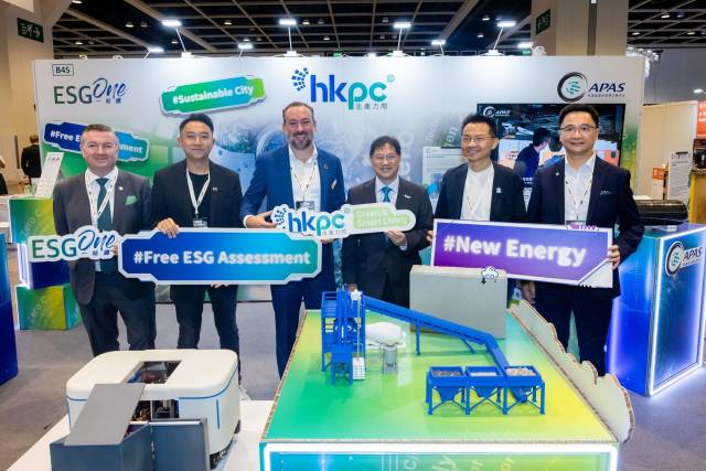 ReThink HK及The ReThink Foundation創辦人兼行政總裁Chris Brown(左三) 等參觀生產力局設立的展館，生產力局綠色生活與創新部總經理蔡劍虹博士 (右三) 介紹生產力局的多項綠色創新應用方案。