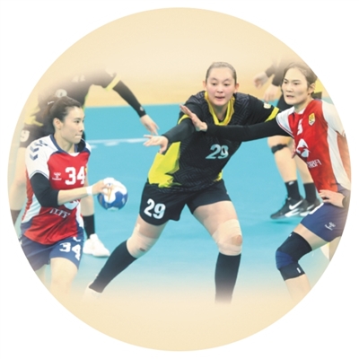 江蘇隊球員（左一）在十五運會女子手球決賽中進攻。