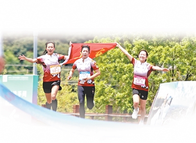 廣東隊選手在十五運會群眾賽事活動女子定向接力賽中沖向終點。
