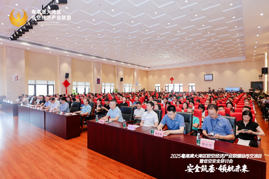 來(lái)自政企學(xué)研的300多位行業(yè)代表共同參與這場(chǎng)會(huì)議。