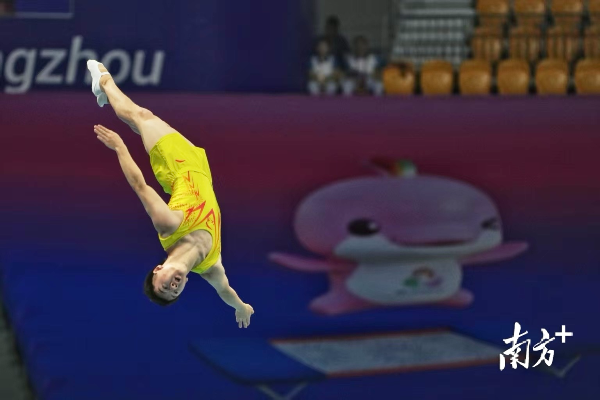 運動員在十五運會蹦床項目比賽中