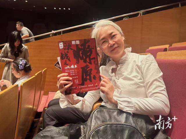 退休教師黎璇觀看《決戰之燎原》。