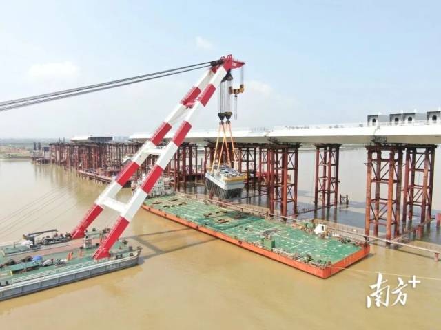 萬龍大橋主橋鋼塔首節T0段順利完成架設。