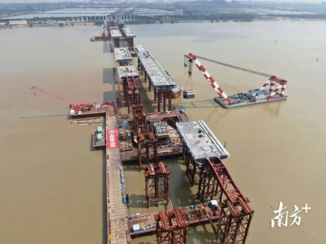 萬龍大橋主橋鋼塔首節T0段順利完成架設。