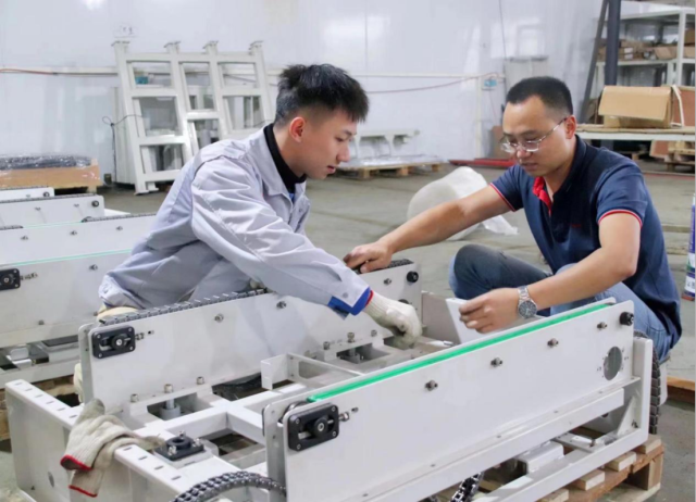 “00后”大學生進工廠。