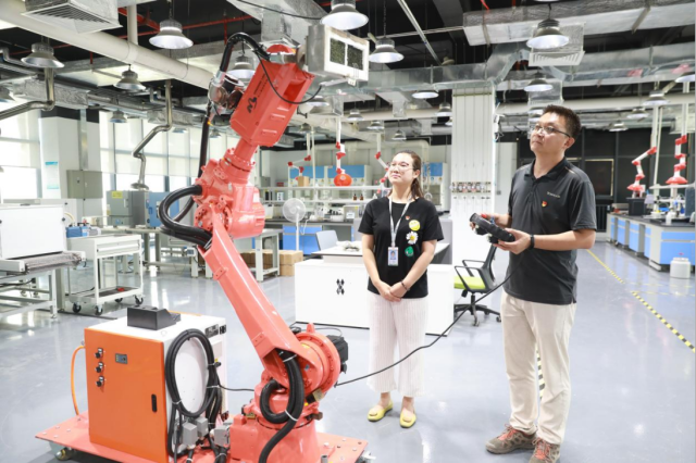 相關人員正在遙控機器。