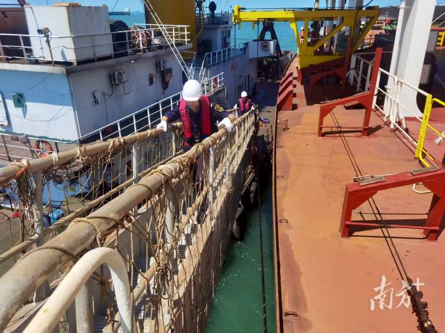 關員搭乘交通艇駛向一艘裝載著16.3萬噸進口鐵礦石的巨輪，對該輪實施登輪監管。