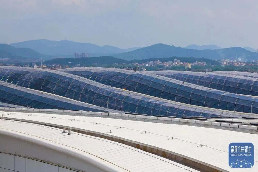 廣州白云國際機場T3航站樓的采光屋頂造型和遠處山巒形成呼應