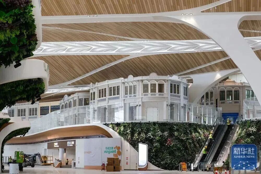 出發大廳商業區采用嶺南騎樓的建筑風格。