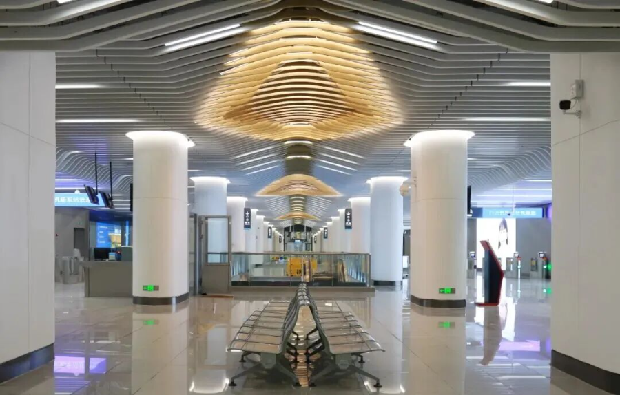 天花設計以動態流線勾勒“飛機從廣州啟航”的壯麗場景。