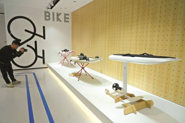 薩瓦公司生產(chǎn)的水上動(dòng)力沖浪板。惠州日?qǐng)?bào)記者許文昌 攝