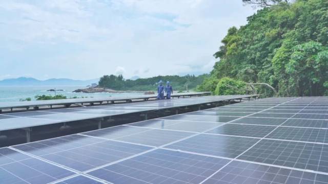 南方電網(wǎng)廣東惠州供電運(yùn)維工作人員正在檢查三門島微電網(wǎng)光伏設(shè)備。圖片由惠州供電提供
