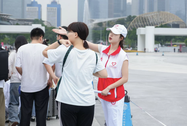 志愿者正在指引詢問的群眾。