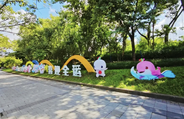 隨處可見的十五運會和殘特奧會宣傳標識與煥然一新的城市景觀交相輝映