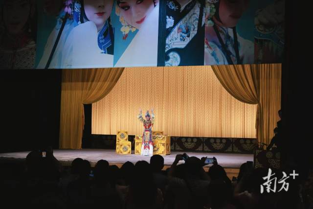 京劇名家史依弘此次攜多部精品參加大灣區藝術節，到訪佛山、珠海和廣州等地，受到熱烈歡迎。圖為廣州友誼劇院《霸王別姬》演出現場。