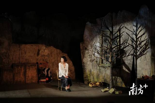 滬產小劇場話劇《年齡是一種感覺》在廣州竹絲崗小劇場上演。