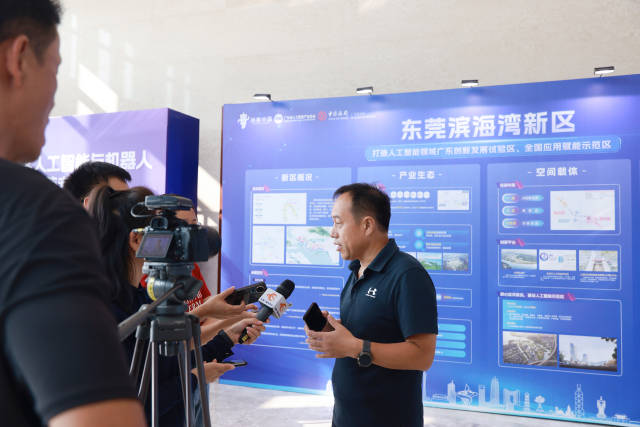 東莞潤誠相關負責人正在接受采訪。